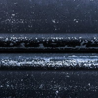 黒い塗装が取れた金属表面のテクスチャーの写真