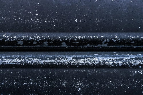 黒い塗装が取れた金属表面のテクスチャー