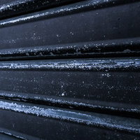 黒いシャッターが閉まる店舗の夕暮れ時の街並み風景の写真