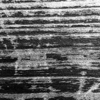 何かが浮き出て来そうな風化した木の壁（モノクロ）の写真