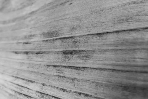 凹型にくぼんだ木造の壁をモノクロで撮影した建築テクスチャ