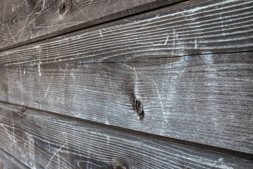 経年変化が映る木造の壁｜天然木板の風合いと木目テクスチャ