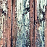 ペンキが剥がれ落ちたボロボロの木の柵のテクスチャーの写真