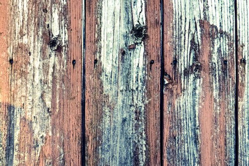 ペンキが剥がれ落ちたボロボロの木の柵のテクスチャー