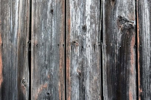 釘が打ち込まれた古い木の柵のテクスチャ背景