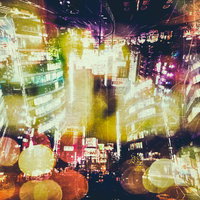 繁華街と夜の光を多重露光で捉えたフォトモンタージュの写真