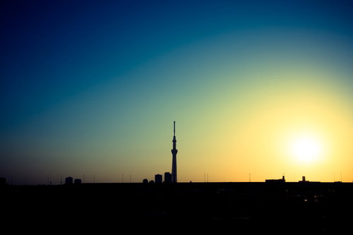 日の出時のスカイツリーのシルエット、東京の早朝都市風景の写真