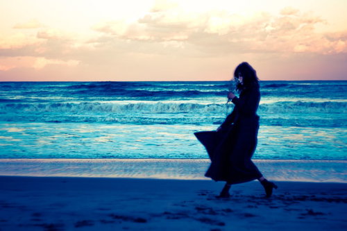 オールドレンズで撮る、夕暮れの浜辺をさまよう女性