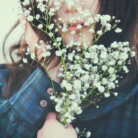 プレゼントの花束を握りしめた運命の女性の写真