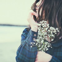 砂浜でかすみ草を持つ恋愛の価値観とデートシーンの写真