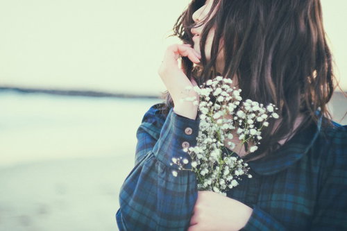 砂浜でかすみ草を持つ恋愛の価値観とデートシーン