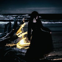 ワタシトオドリマセンカ...と呟く魔女のような女性の写真