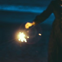 手持ち花火を楽しむカップルの思い出、夏の夜のロマンチックなデートシーンの写真