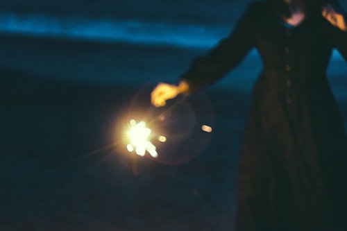 手持ち花火を楽しむカップルの思い出、夏の夜のロマンチックなデートシーン