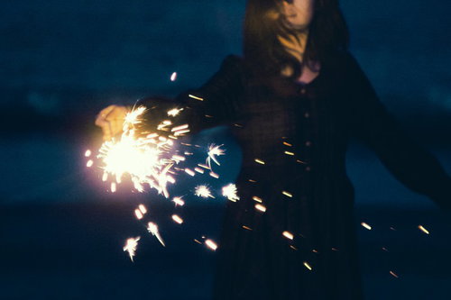 手持ち花火が散る暗夜の女性、失恋の思い出を抱いて