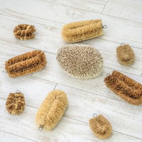 節子、それタワシやない。ハリネズミや〜白い床に並ぶタワシとハリネズミの写真