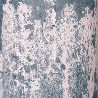 青緑色に塗装された配管の剥げかけたテクスチャーの写真