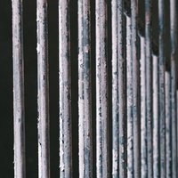 塗装の剥げた柵（テクスチャー）の写真