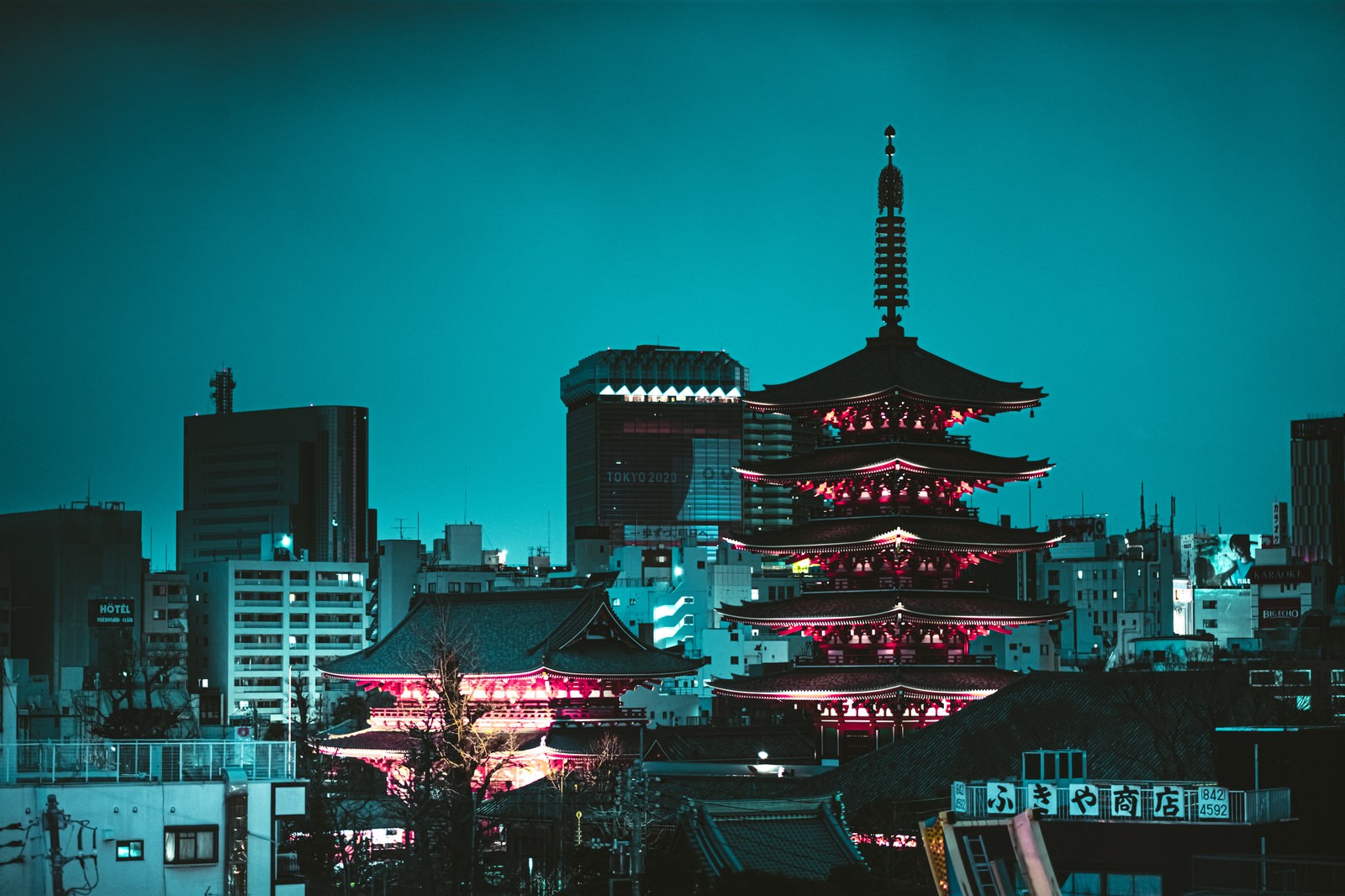 夜景の中でライトアップされた赤い五重塔と青く光る東京スカイツリー