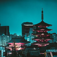 浅草の夜景で赤くライトアップされた五重塔の写真