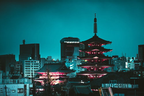 浅草の夜景で赤くライトアップされた五重塔