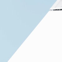 真っ白な外壁と青い空のコントラストの写真