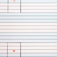 パステルカラーの壁に設置された白い非常口の扉と緑色の矢印の写真