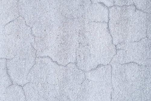 複数のクラック入りのコンクリート外壁の劣化状況