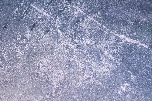 アスファルトに付いたひっかき傷とコンクリート表面のテクスチャー