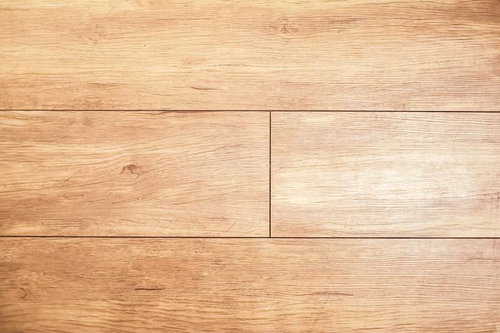 木目のフローリングのダークブラウンな床