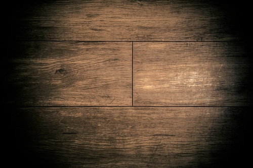 不気味な木目が詳細に表現されたフローリング