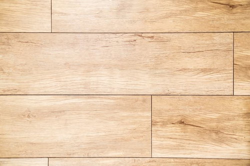 薄い黄褐色から濃い茶色の木目調の床材フローリング