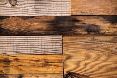 異なる色合いの木板が継ぎ目で組み合わさったテーブル天板のテクスチャー