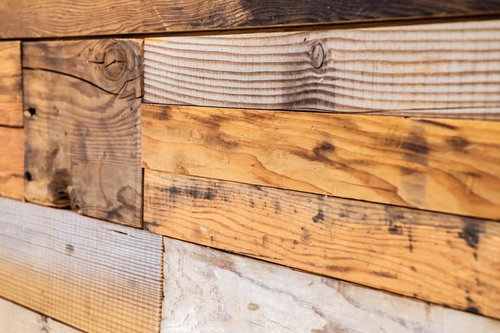 濃い茶色と白木の足場板で作られた壁面のテクスチャー