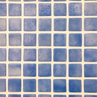 お風呂場の白い目地が入ったテクスチャーのあるタイルの写真