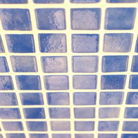 昔懐かしい浴室のタイル壁。淡いブルーと紫のレトロタイルの写真