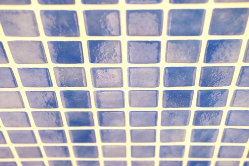 昔懐かしい浴室のタイル壁。淡いブルーと紫のレトロタイル