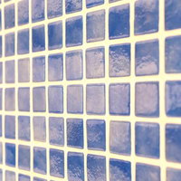 お風呂場の浴室タイル壁のモザイクパターンの写真