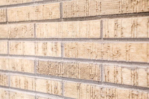 ベージュ色のレンガタイルで仕上げた整然とした外壁面