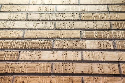 淡いベージュと灰色の外壁タイル