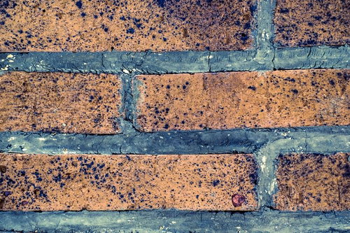 黒い汚れとひび割れが入った汚れた外壁タイル