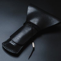 黒い革製の三味線の撥入れケースの写真