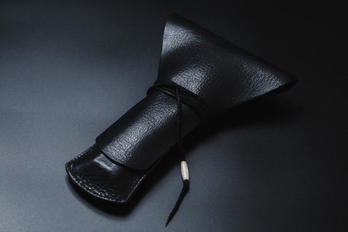 黒い革製の三味線の撥入れケース