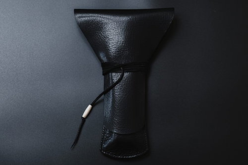 三味線の撥を収納する黒色の撥ケース 紐付き