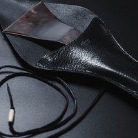 三味線の撥とレザーケース、和楽器の演奏道具の写真