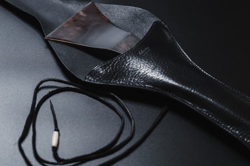 三味線の撥とレザーケース、和楽器の演奏道具