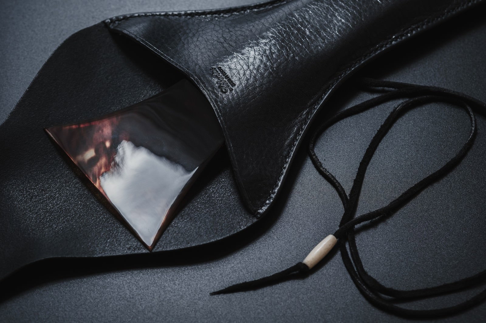 黒い革製のバチケースに収納された三味線の撥