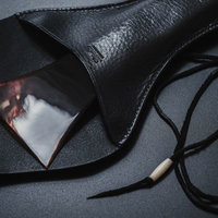 黒い革製バチケースに入った三味線の撥の写真