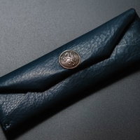 本革製のシンプルなペンケース 黒色レザー金色ボタン付きの写真
