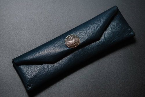 本革製のシンプルなペンケース 黒色レザー金色ボタン付き